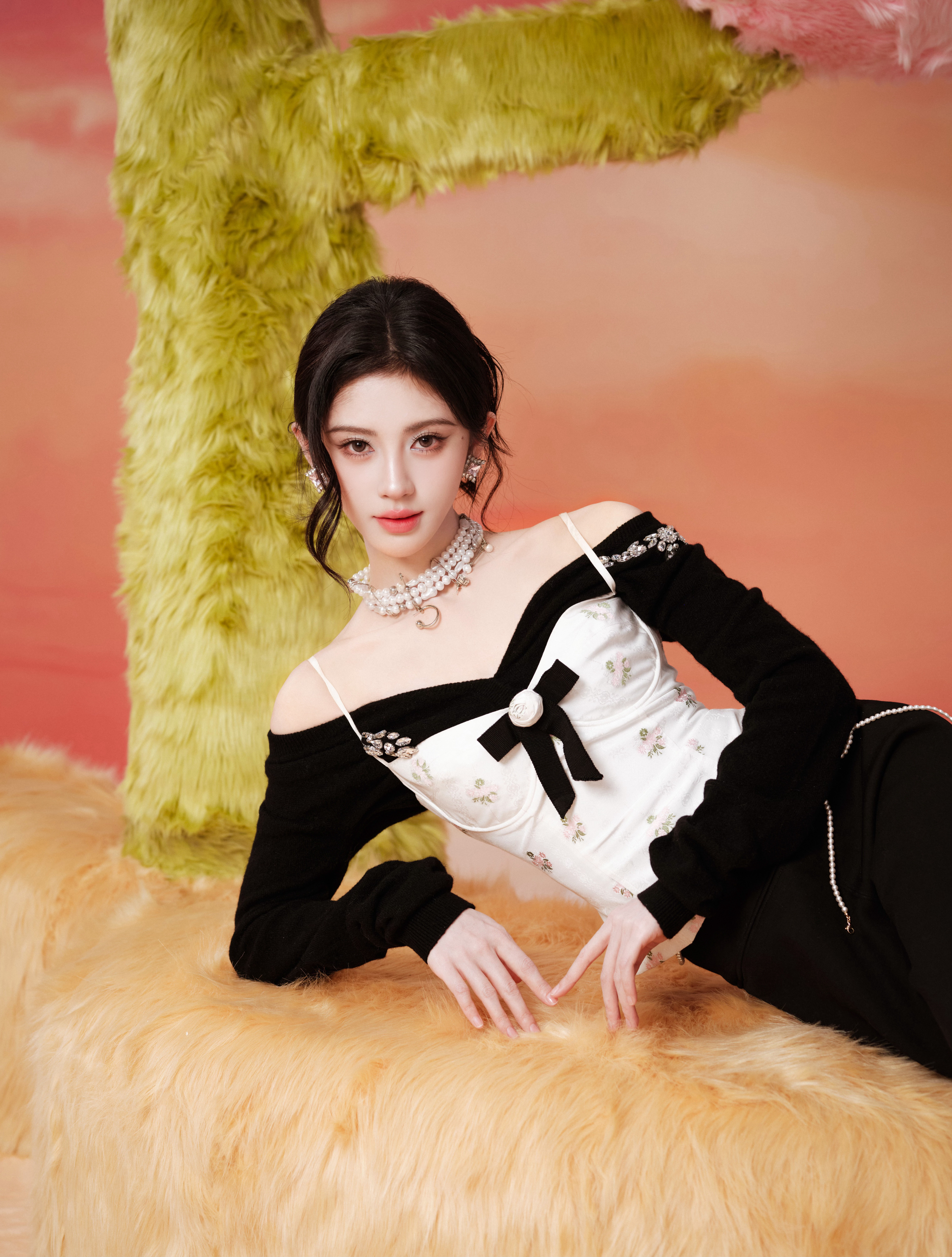 鞠婧祎×今日代言品牌SIINSIIN直播造型大片，精致优雅又甜美，带珍珠项