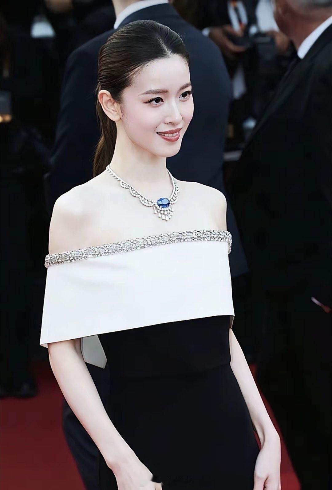 5月14日，章泽天在戛纳佩戴的项链太豪了，一名外国女星都看呆了，88.88克拉收