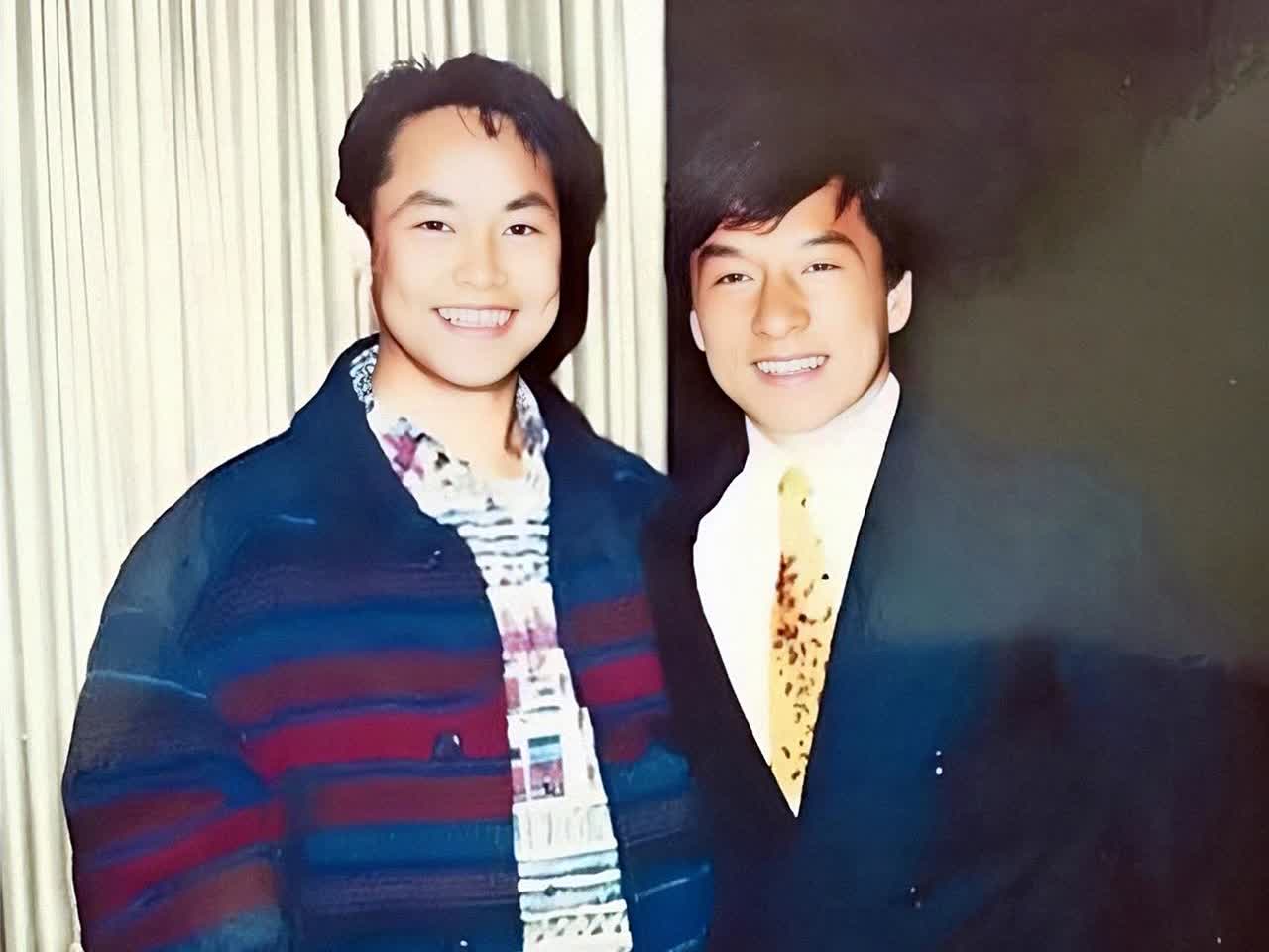 1995年，超级悍匪张子强与超级巨星成龙在聚会上。张子强非常仰慕成龙，并通过中间