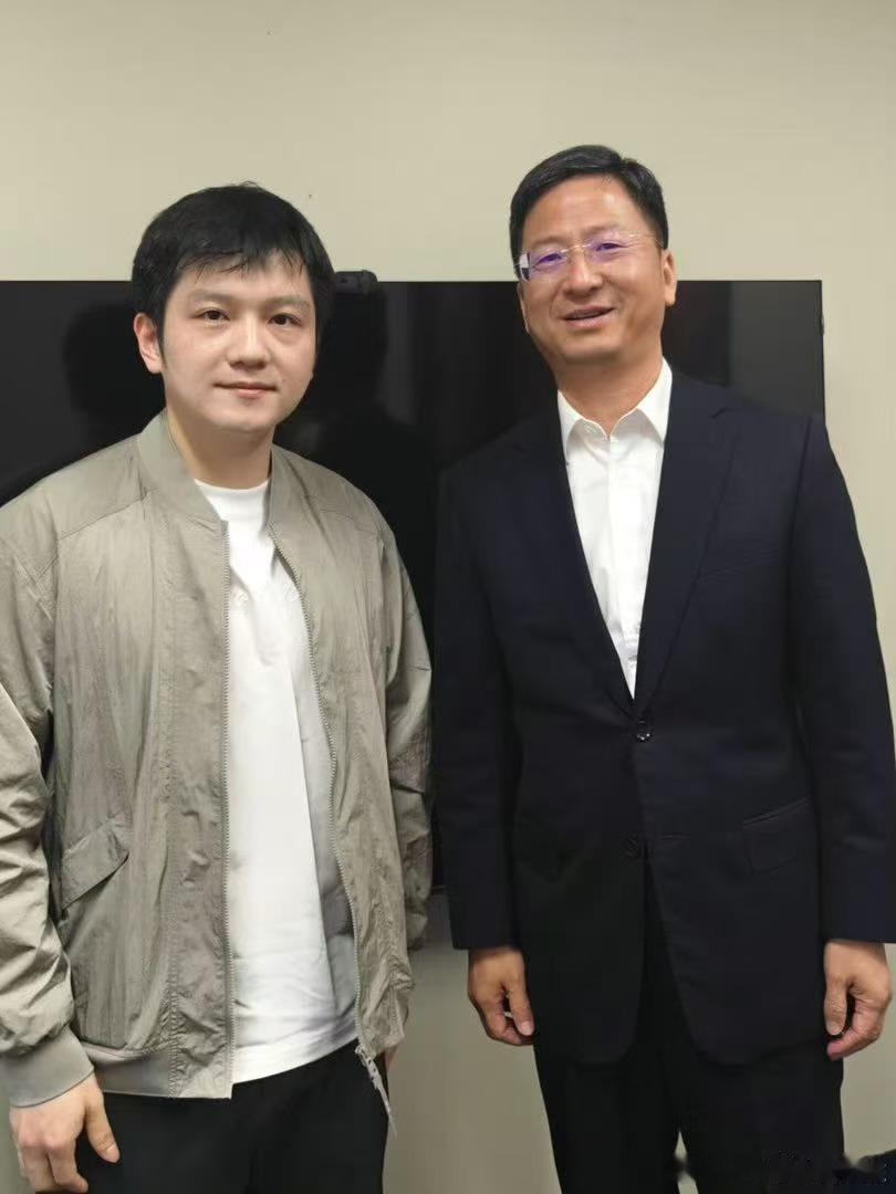 从赛场奔赴远方，从竞技奔赴广阔。樊振东以眼界破界，以初心前行，把耐心与判断化作前