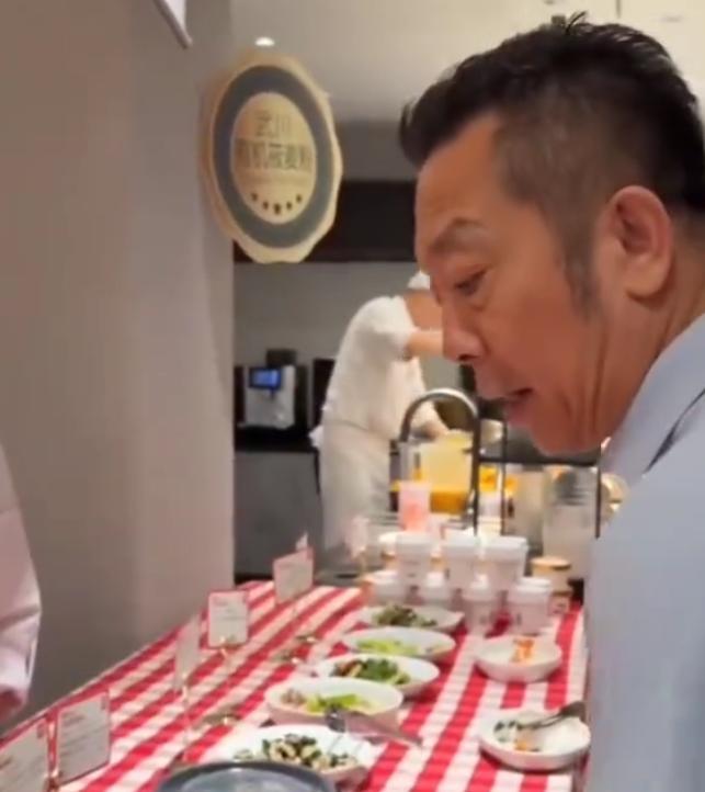 西贝全菜单品鉴会上，贾国龙指指点点来回转来转去，就对”炒鸡蛋“现场做对比试验，配