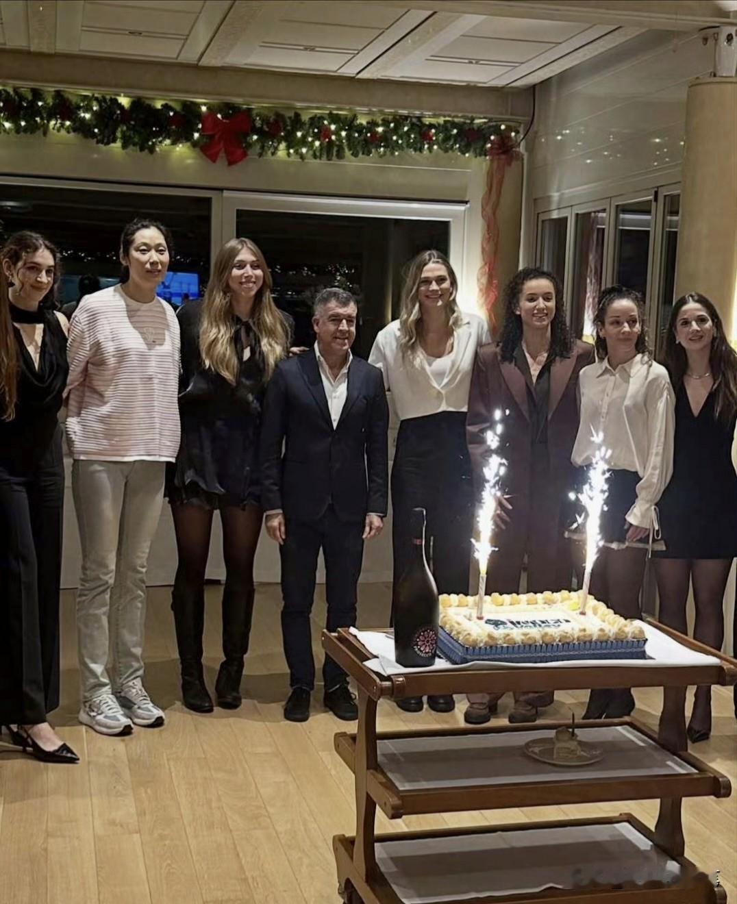 朱婷和队友的新合影，一起看看[大笑]这是前往巴西参战世俱杯的最后一次聚餐了，每