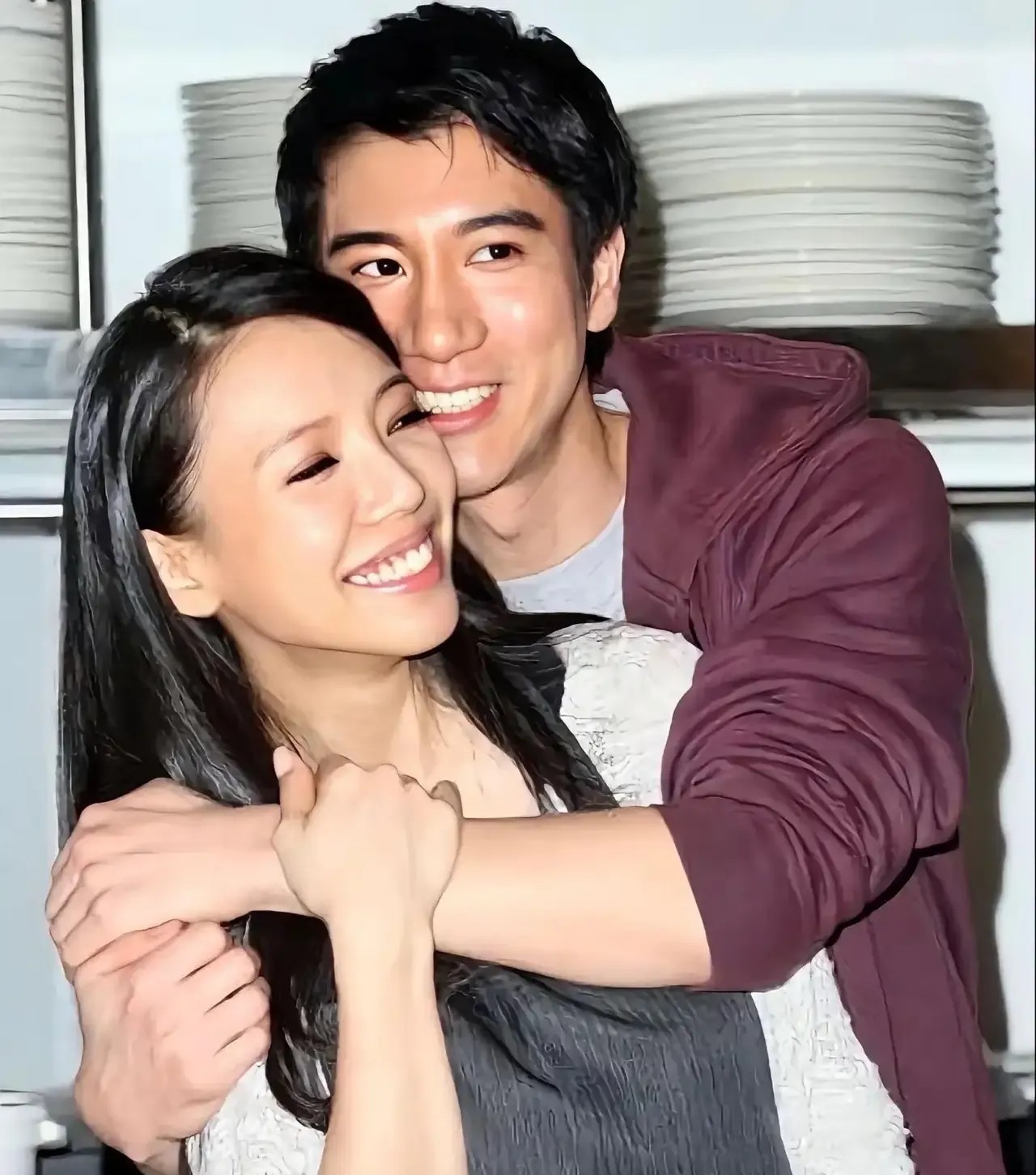 现在终于明白宗馥莉为什么要撤掉王力宏代言了，原来宗馥莉无力对这位“慈爱”的父亲发