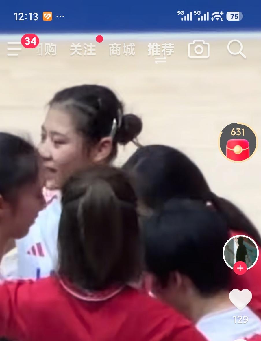最开心的老将就是王媛媛了赢下比赛结束后，四位小姑娘蜂蛹向王媛媛跑去，