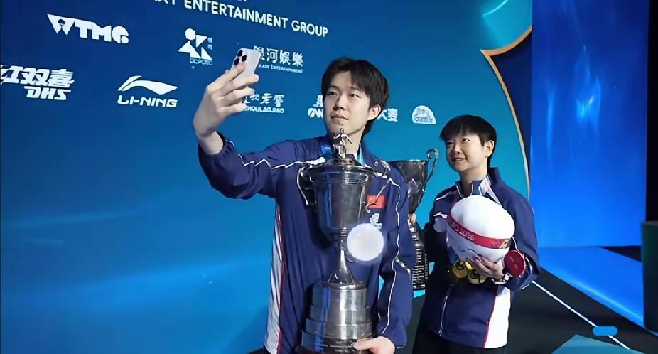 恭喜莎头顶峰相见，这一美好时刻再一次定格成他们的荣耀！两小只站在最高领奖台上，