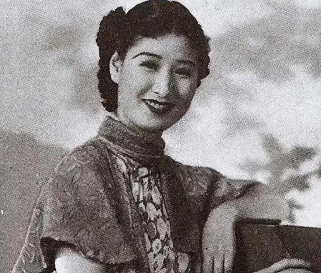 1942年春，青帮头目吴四宝被日本人毒死，他的老婆佘爱珍哭得死去活来。没想到早就