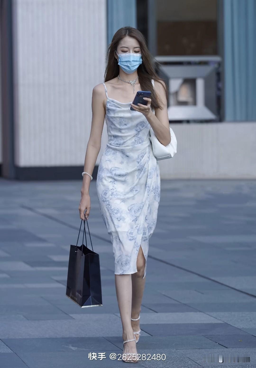 优雅出街，蓝白连衣裙搭配口罩，时尚又安全！女生如何穿搭看起来时尚更有品味呢什么