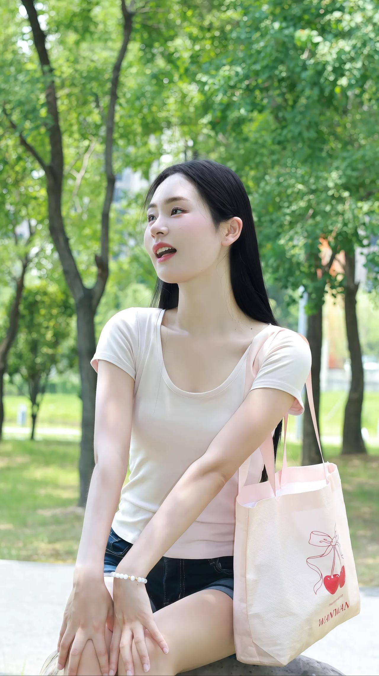 绿树阴中倚，笑语入林深。