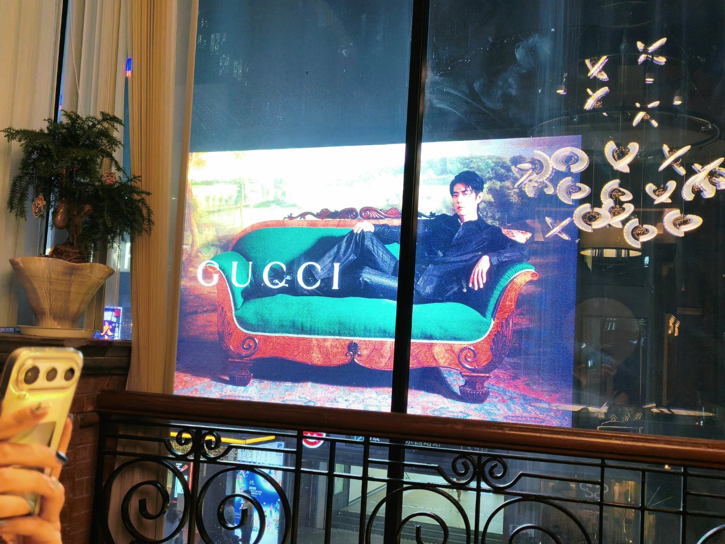 夜晚的世界名画3.0也是美的让人心碎！！！GUCCI全球代言人肖战独一份的待遇[