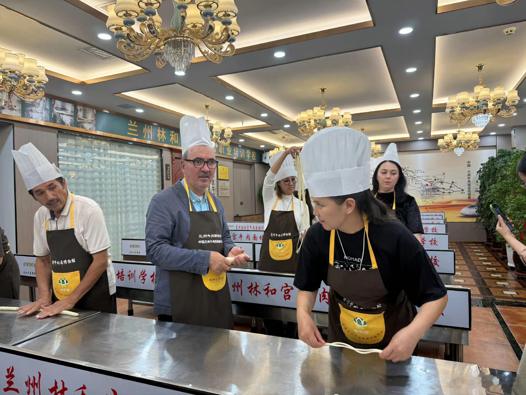 丝路重镇的美食外交外媒共话兰州牛肉面文化外媒走进兰州牛肉面博物馆六大洲23