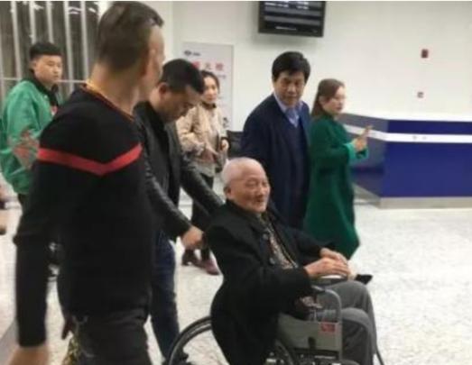 72岁台湾老兵回江苏老家探亲，喝多后突然嚎啕大哭：“其实，我是共产党员。”女儿和