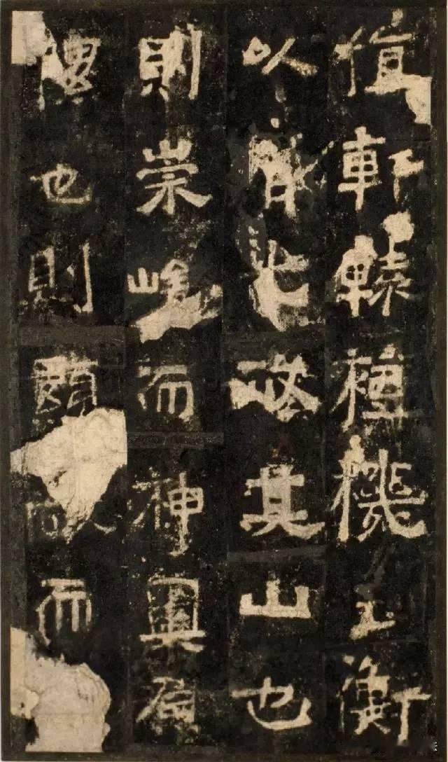 北魏《中岳嵩高灵庙碑》，魏碑当中极具古意的一方名碑。字体尚未完全脱去隶意，笔画朴