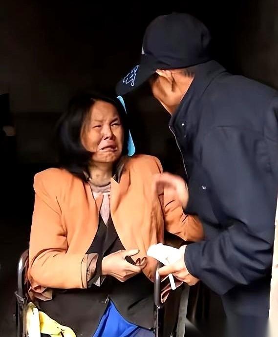 43岁的光棍孟昭良死死握着三轮车把，车斗里垫着两床厚棉被，上面躺着一个双腿完全截