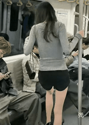 公共交通工具上，两个男生略显风度不够啊！一位打扮时尚的肤白貌美大长腿美女入座，理