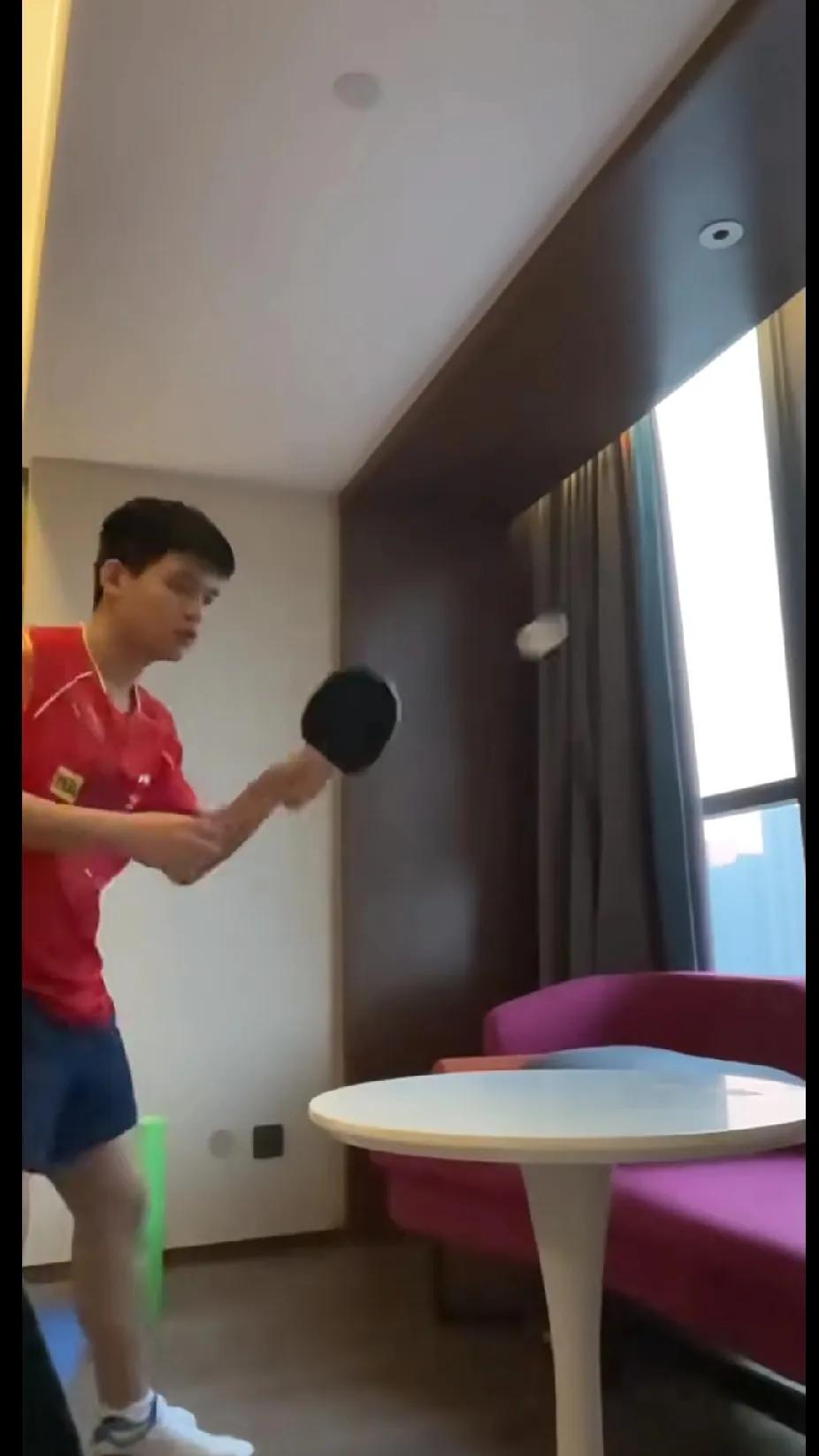 家人们谁懂啊！刷到林诗栋“无桌练球”视频，这操作太绝啦！没有正规球桌，就拿小圆桌