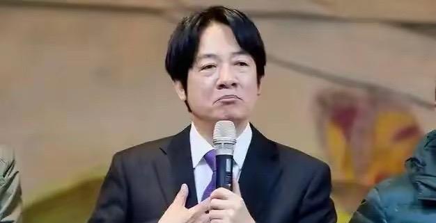 近日，台湾赖某在社交媒体发文称，辽宁舰在琉球海域巡航是非常“不恰当”的行为。台湾