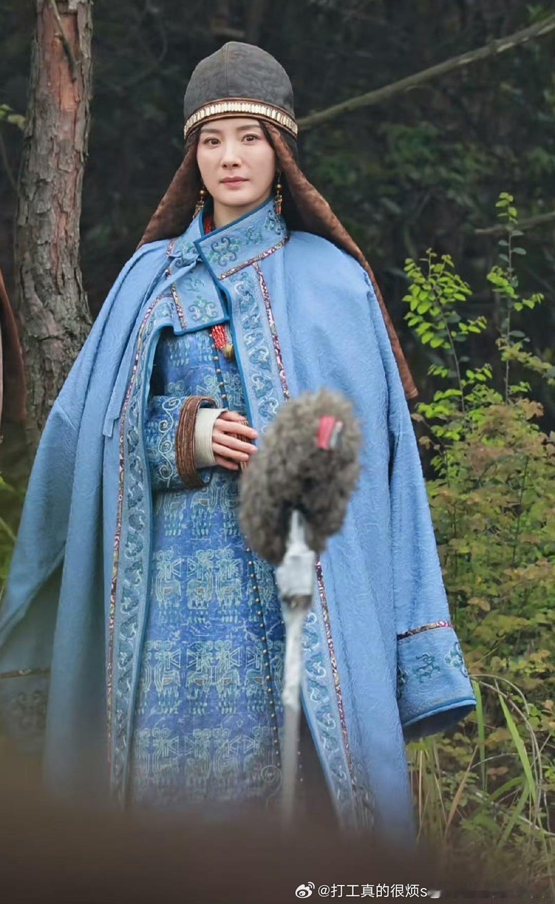 感觉帽子处理得不太好帽子太皱太塌、头披太贴新鲜但没想象中好看