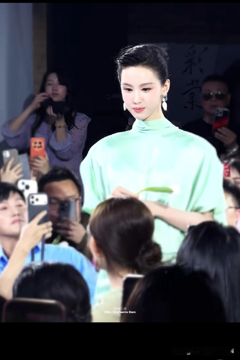 陈都灵瓷塑的含金量还在上升，真的被这套造型狠狠戳中，宽肩利落、盘发一丝不苟，既有