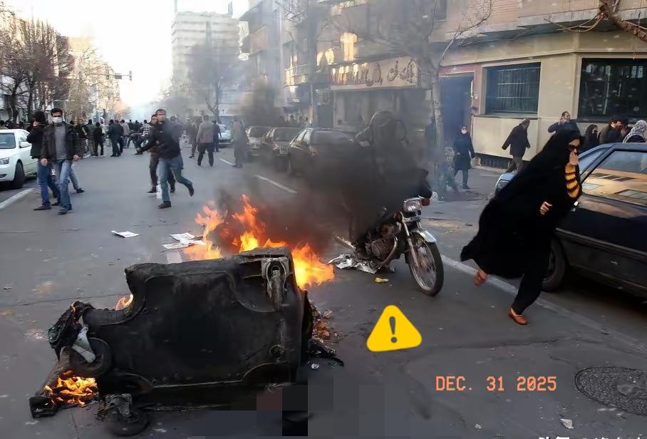 🇮🇷伊朗多地爆发社会骚乱，从德黑兰蔓延至多座城市，商户罢工、民众示威，局势持