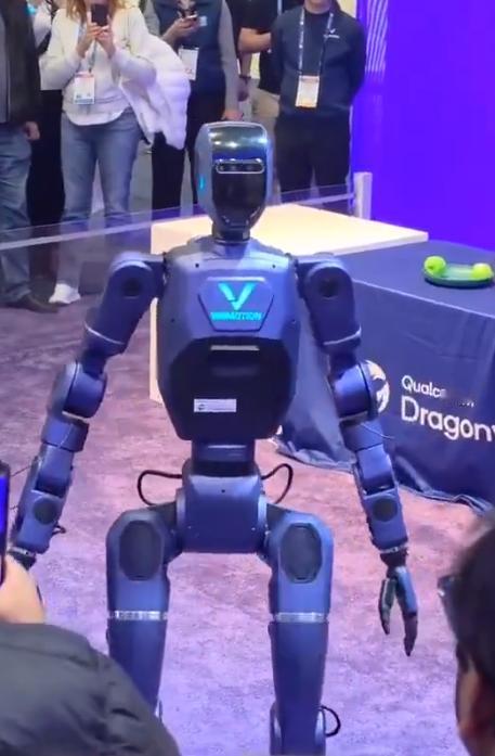 越南仿制的机器人碎了一地！越南Vinfast旗下的vinmotion机器人，
