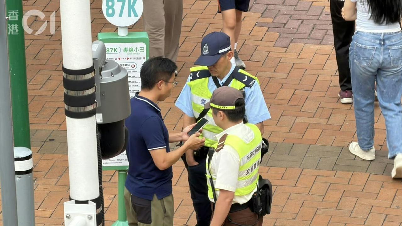阿Sir今天在葵涌捉乱过马路。香港01记者表示，今日下午2点，观察短短5分钟