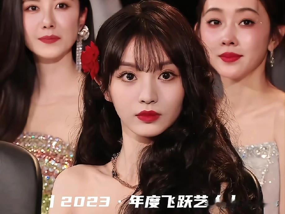 田曦薇真的太适合白切黑了，外表是无辜楚楚可怜的甜妹，一双眼睛透着纯良，结果背地里