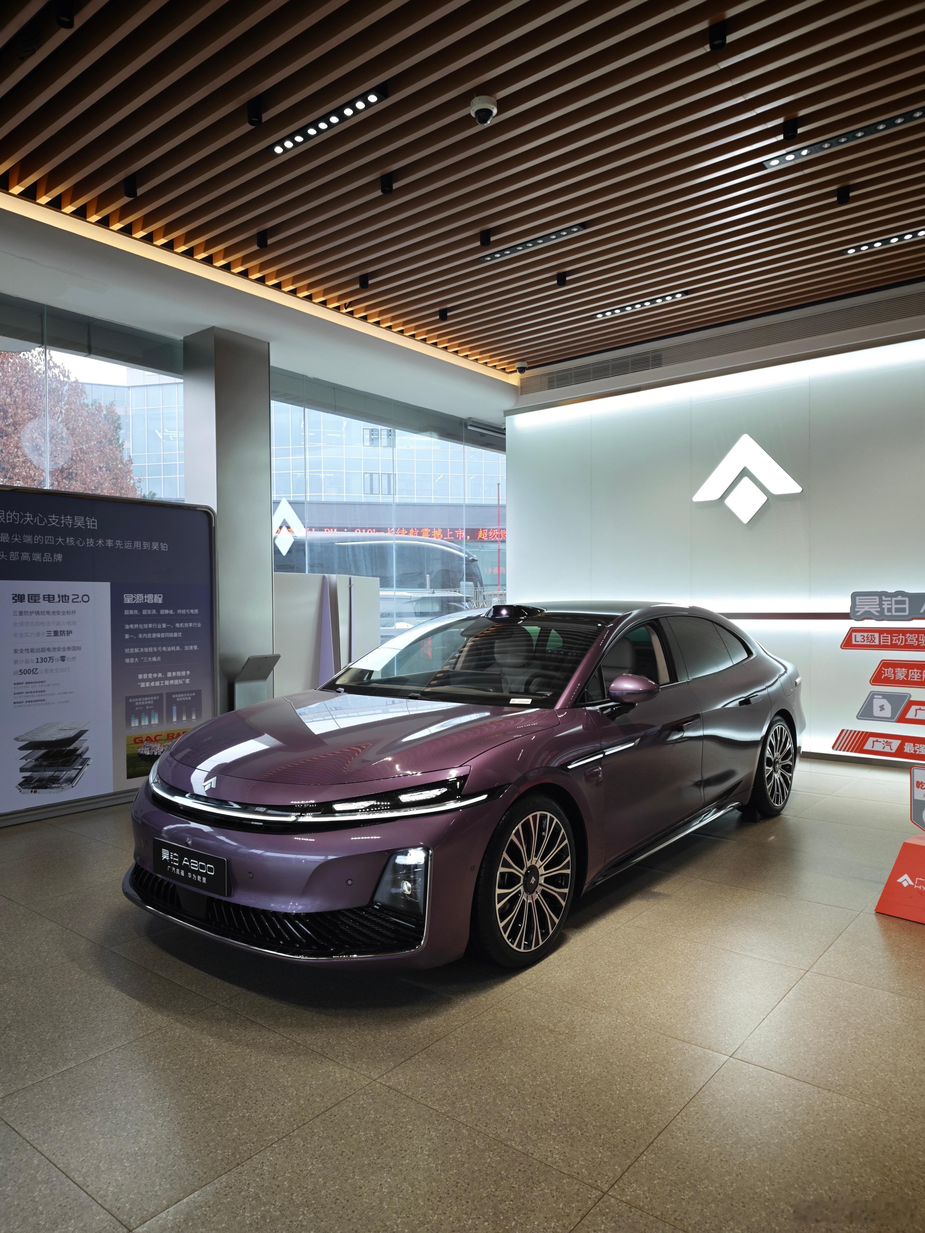 开了昊铂A800，其实这个车的动态出乎意料的好，但店端的表现实在让人没有信心。实