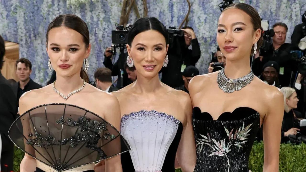 2026年MetGala红毯上，邓文迪母女三人的亮相直接成了全场焦点。57岁的