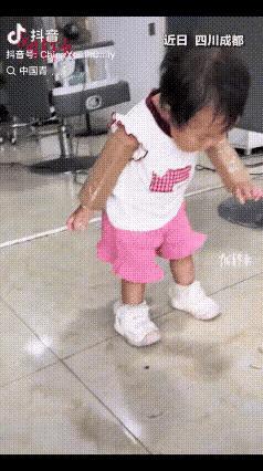“人怎么能这么聪明！”四川成都，1岁女孩爱吃手指，一吃就是一整天，妈妈用了很多办