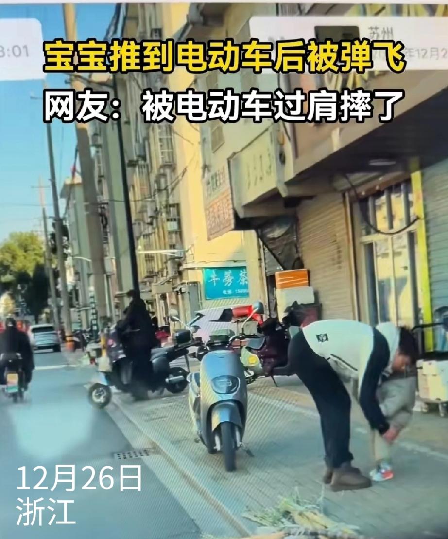 12月26日，浙江。夫妻俩人牵着萌娃的小手去逛街。萌娃左手牵着爸爸，右手牵着妈妈