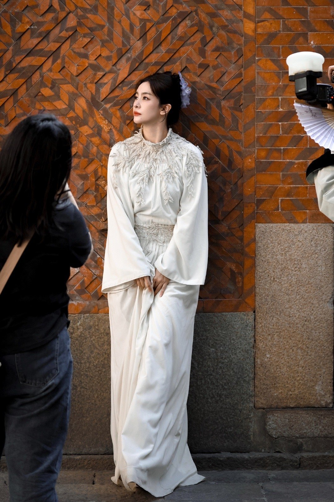 李晟簪的小小花李晟的簪花造型太绝了！不追求繁复，只点缀几朵小小的簪花，配上一身