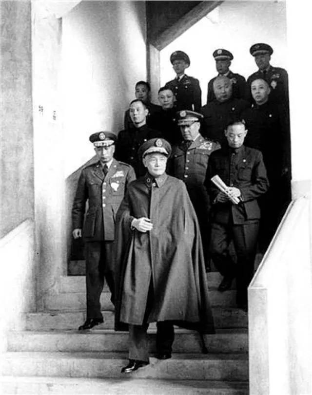 1927年8月13日，‌蒋介石‌宣布辞去国民革命军总司令职务，正式‌第