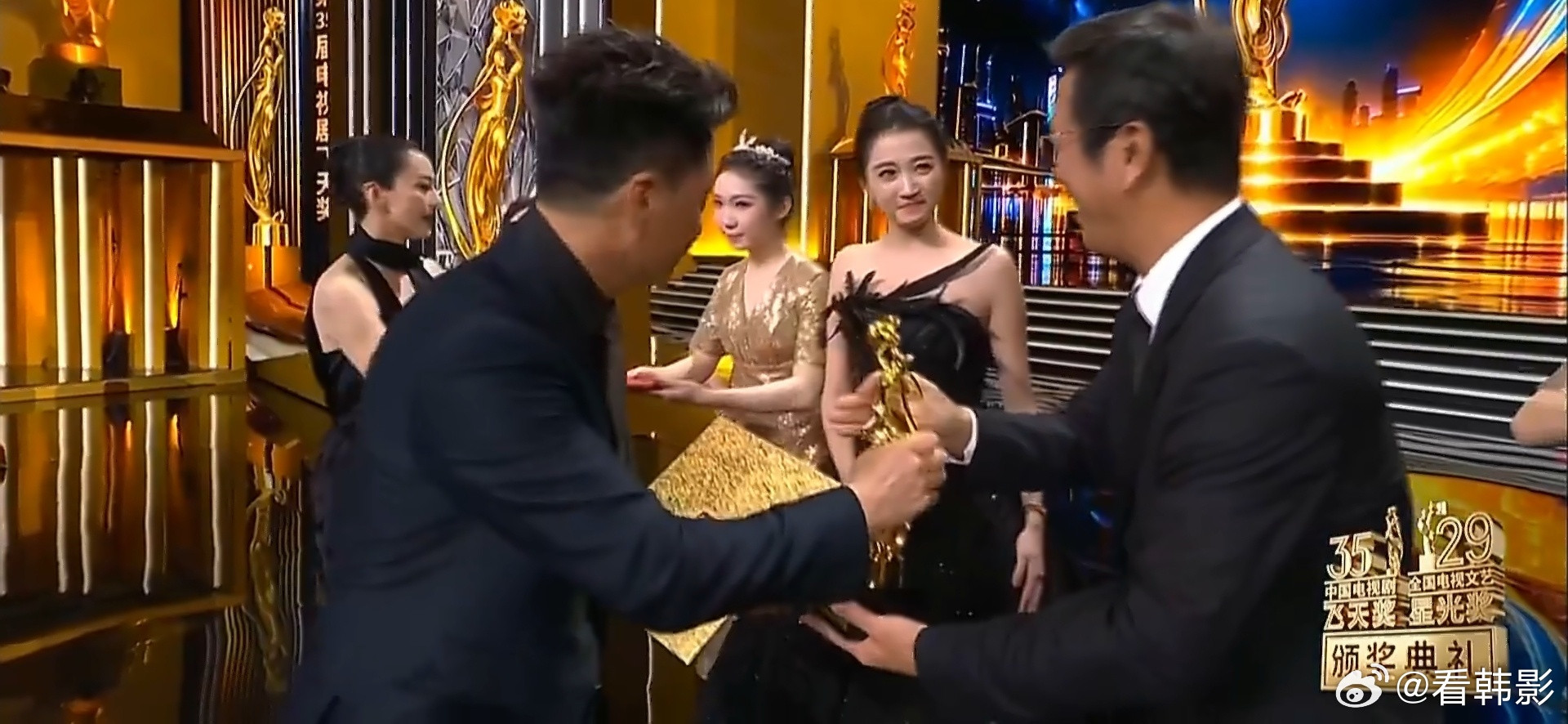 小巷人家获飞天奖优秀电视剧奖终于拿奖了！！！🏆🎉飞天奖优秀电视剧奖：小巷人