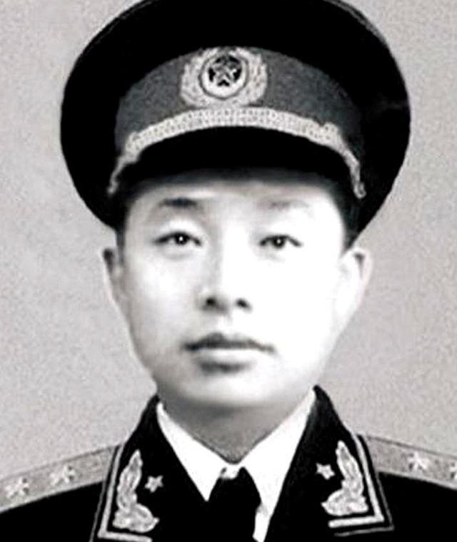 1955年，朱德总司令看见一个嫩得能掐出水的“娃娃脸”，肩上却扛着两颗金灿灿的将