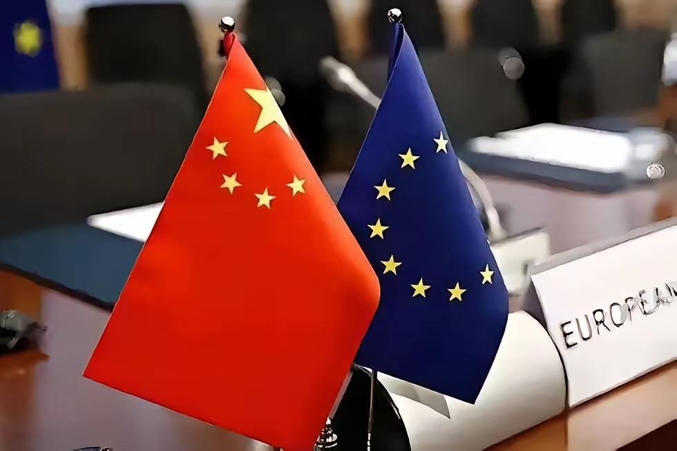 10月25日，英国《泰晤士报》报道:“德法近期在涉华议题上态度激进，马克龙称若中