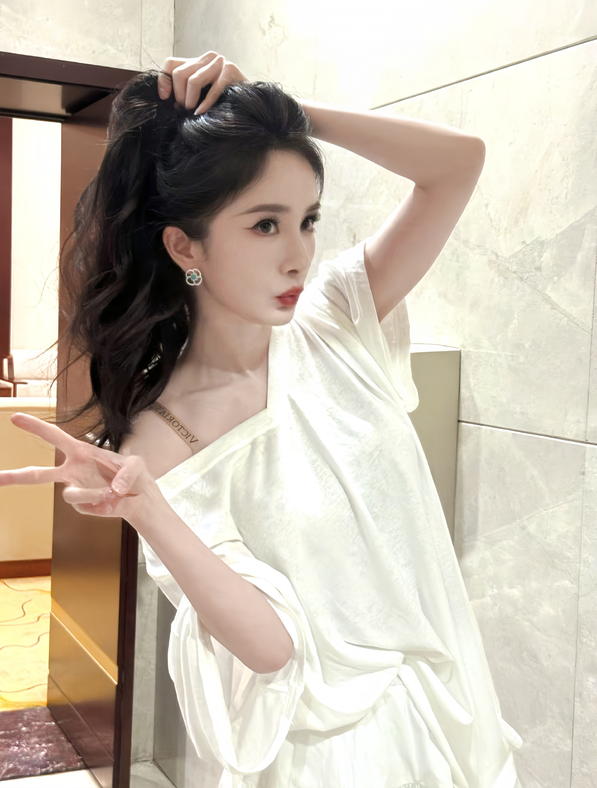 内娱明星眼里的杨幂在内娱明星眼里，杨幂是专业过硬的实力演员，是情商在线的暖心挚友