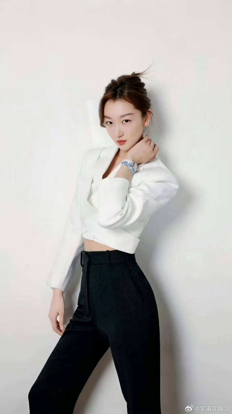 周冬雨被路人夸好美的反应在hello时装周现场，周冬雨被路人夸好美，她歪头屈膝