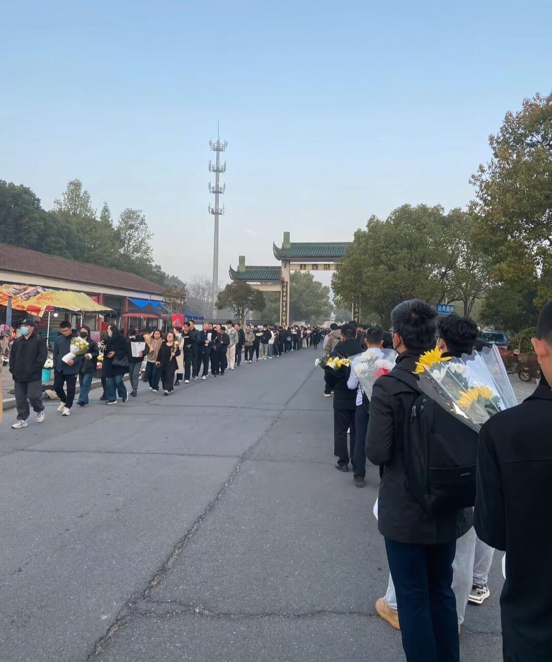 3月28日，清晨七点的苏州，天色微明，春寒料峭。苏州殡仪馆松柏厅前，早已排起了长