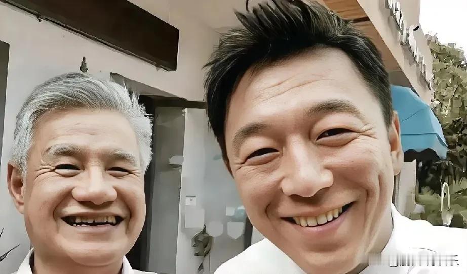 黄渤公开坦承遗传阿尔茨海默症的风险，这一话题引发了广泛关注。黄渤在一次访谈节目