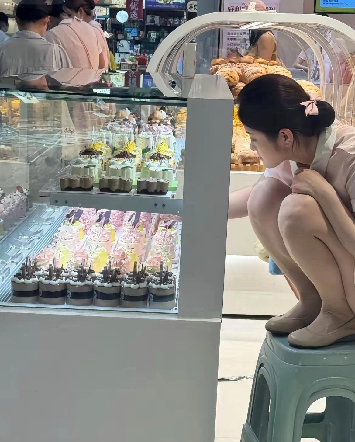 她为什么要这样蹲着摆东西