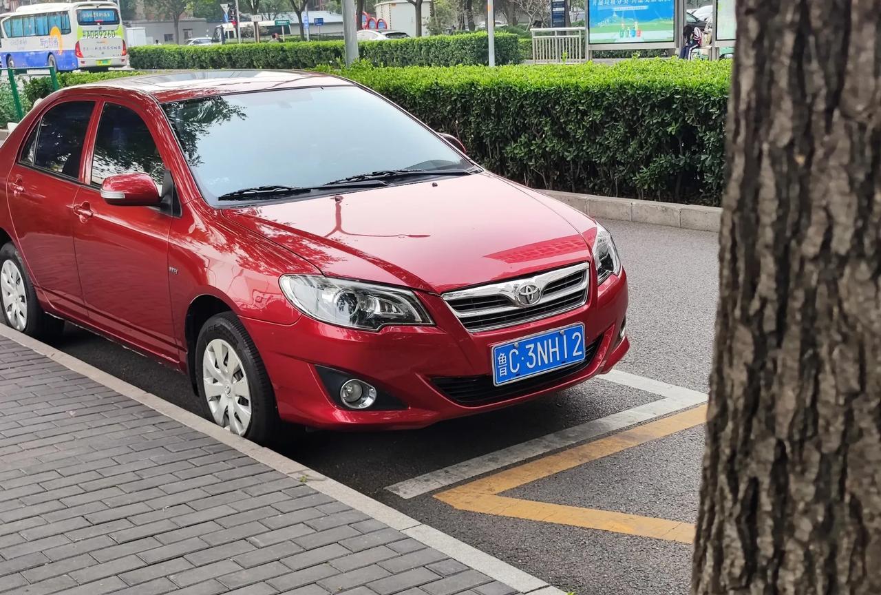 如何在北京路边停车位长时间免费停车？这辆鲁C牌照的一汽丰田卡罗拉给我们做了坏榜样