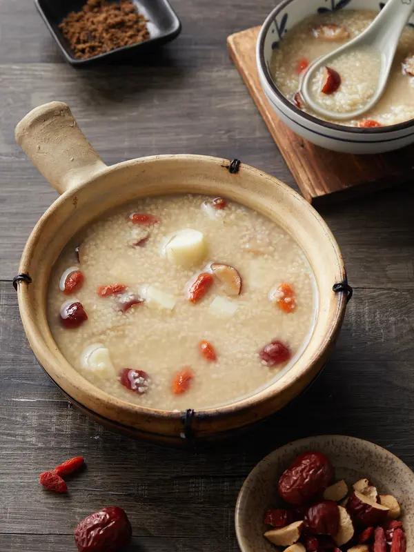 山药红枣小米粥简直是养生界的宝藏！它的功效多到数不清。从养胃方面来说，小米本身