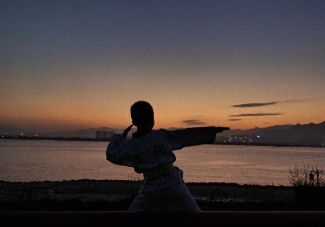 辽宁家长送13岁孩子去塔沟武校，送了4.5万现金，20条中华烟，还多次