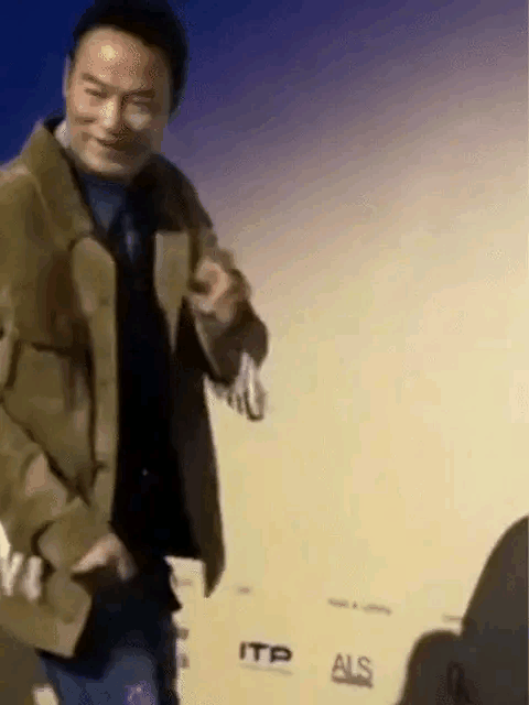 真的没看明白，是玄学？任达华出席活动，不慎摔倒，在地上翻滚半圈后起身。7