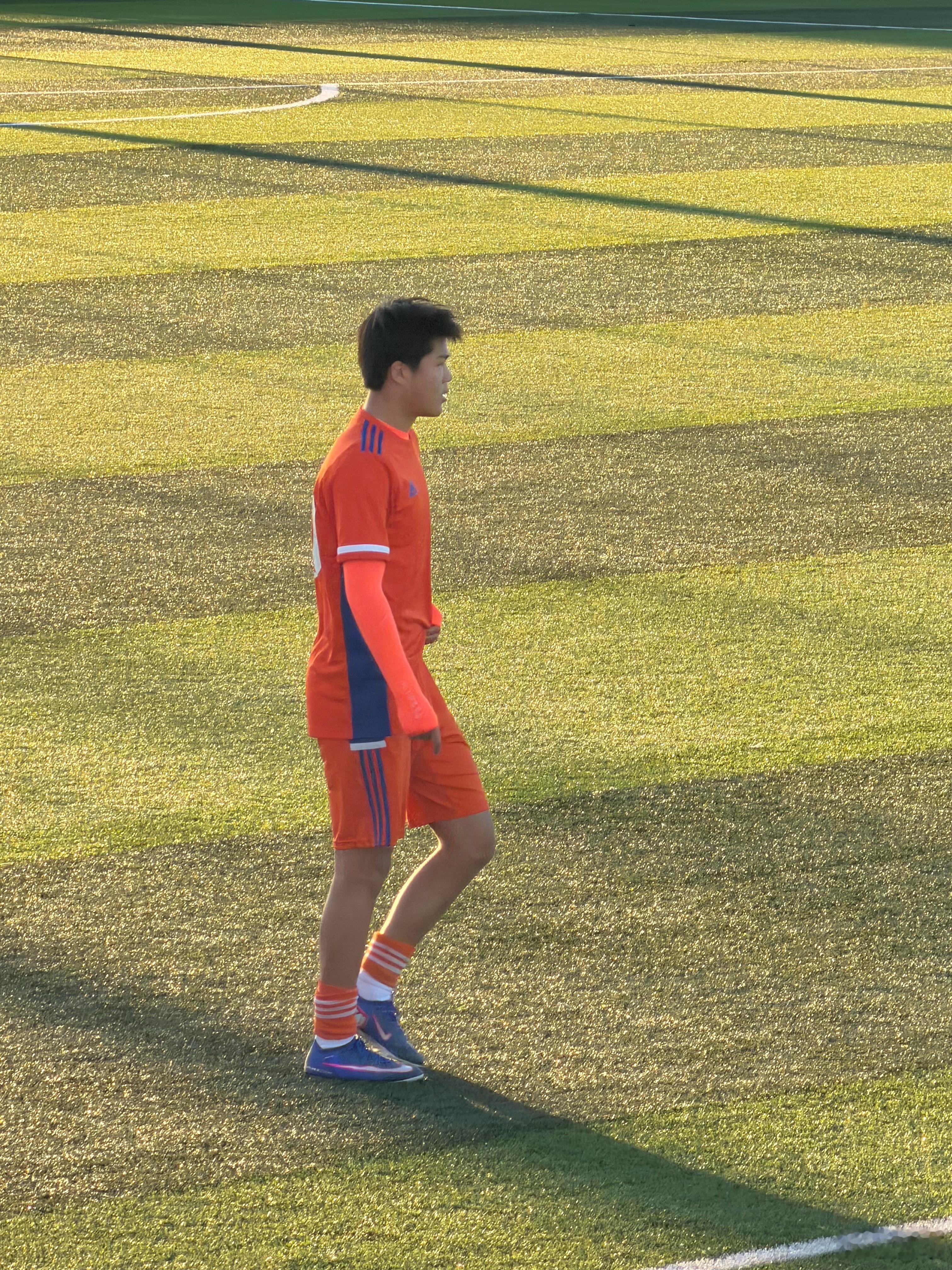 比利亚雷尔俱乐部约谈中国足球小将刘凯源家长，此时，凯妈已经抵达俱乐部会议室。