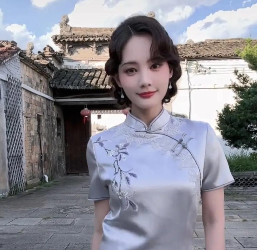 李一桐就是甜美天花板了，不是靠化的，是底子好，眼睛都微笑，家人们，李一桐除了狂飙