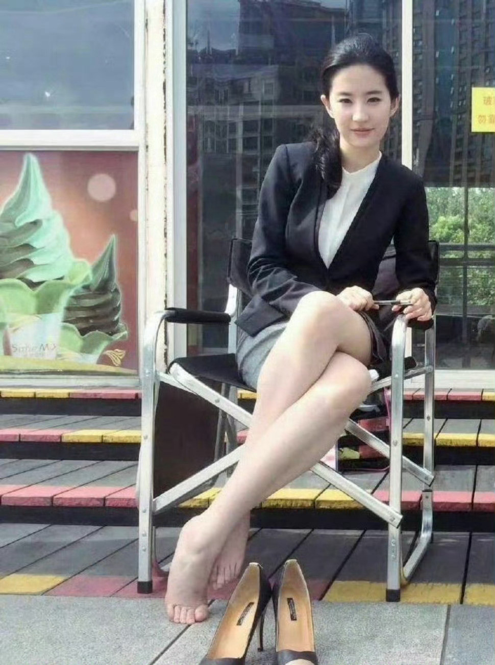 这种衣服也就只有刘亦菲穿像财阀千金，别人都像房产中介