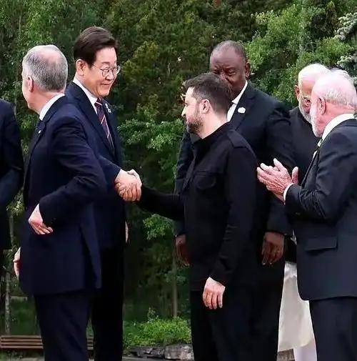 普京要打“大仗”了！8月10日，据联合早报的消息称，泽连斯基表示，朝鲜已决定再