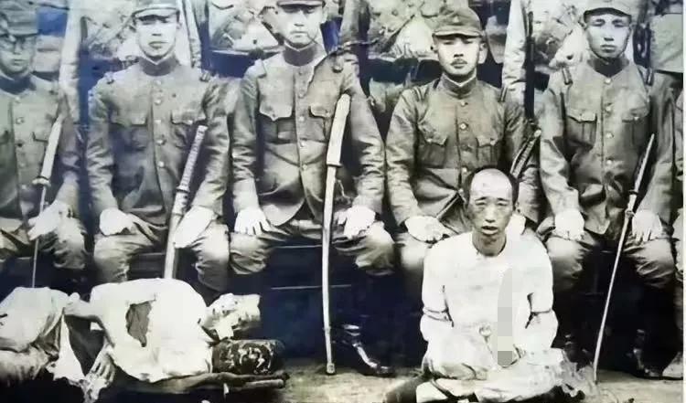 这是侵华日寇当年拍摄的照片，两名抗日勇士不幸被他们俘虏了，其中一位伤势严重，只能