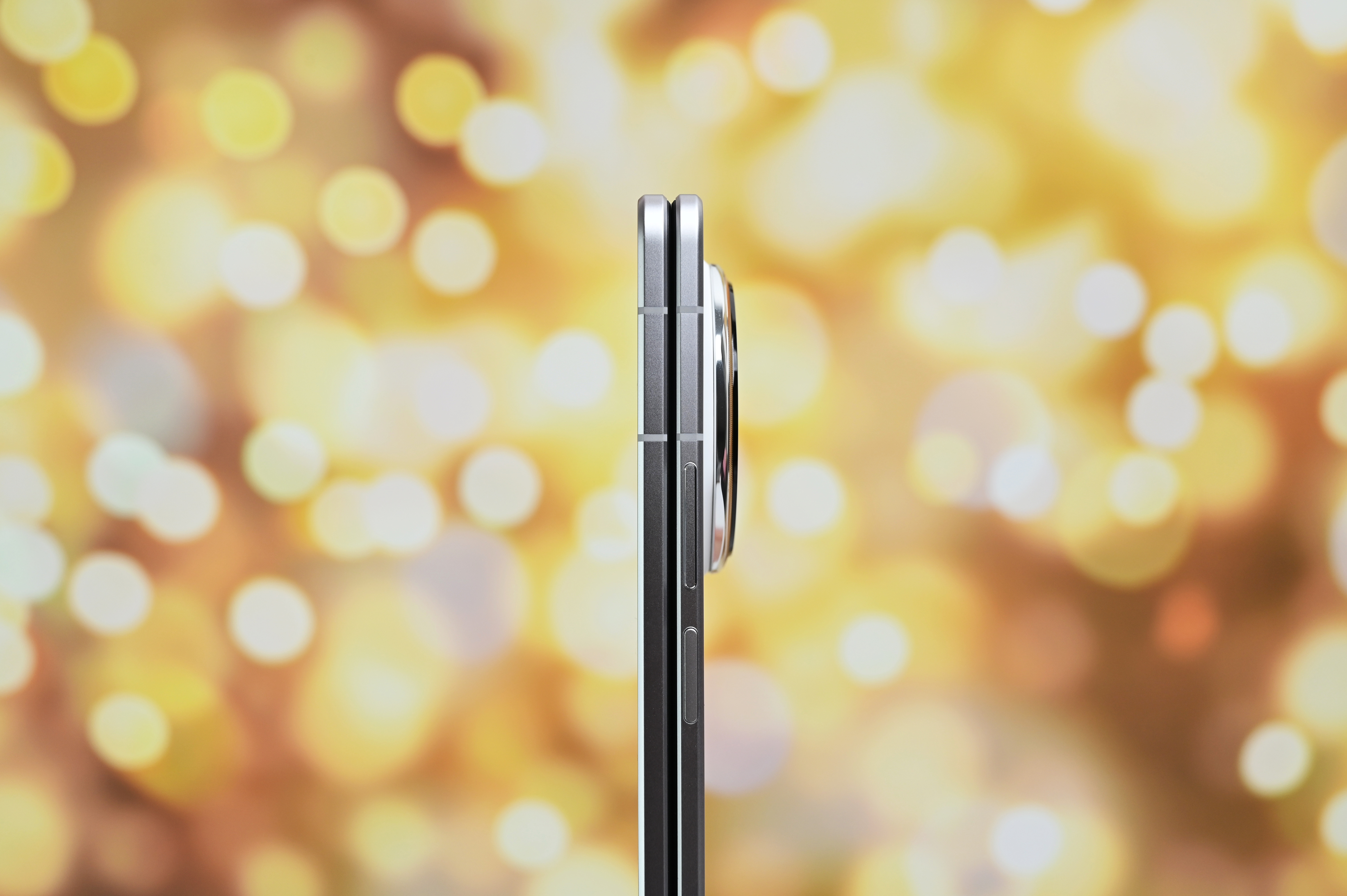 荣耀MagicV6雪域白，依旧是目前市面上最轻薄的大折叠屏手机，这个轻薄记录荣